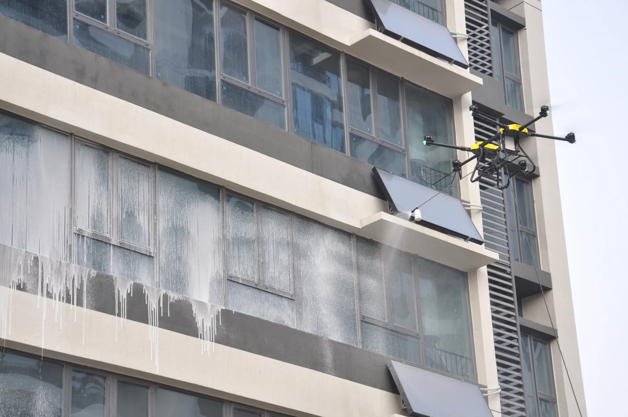 Curățare geamuri cu dronă