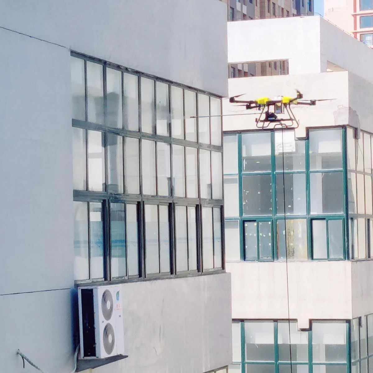 Dronă care curăță fațada unei clădiri